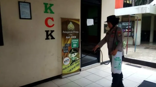 Cegah Corona, Polsek Karawaci Lakukan Bersih Bersih