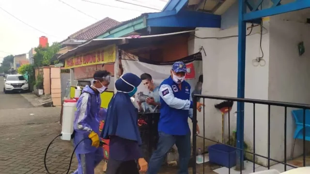 Tim Relawan Demokrat, Dedy Fitriadi (Rocky) Gencar Lakukan Penyemprotan Disinfektan