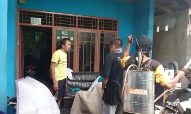 Inisiatif Mandiri, Warga Semprot Desinfektan dari Rumah ke Rumah