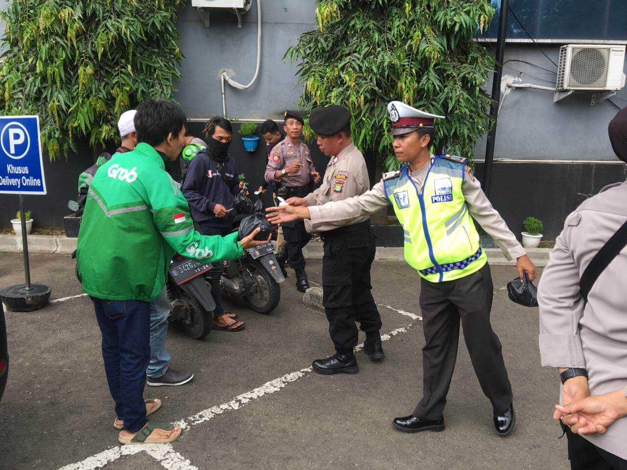 Cara Inspiratif Polisi di Karawaci Beri Sosialisasi Covid-19