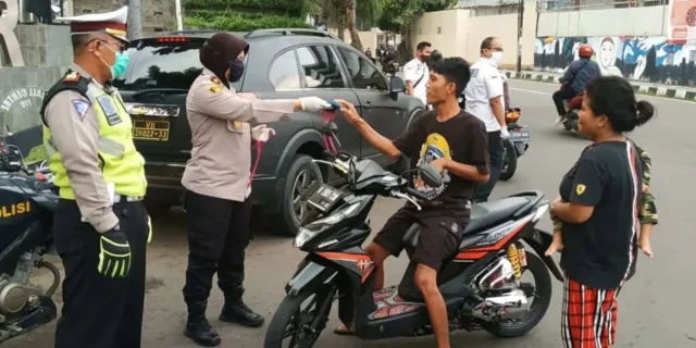 Sosialisasi PSBB, Polsek Karawaci Bagikan Masker