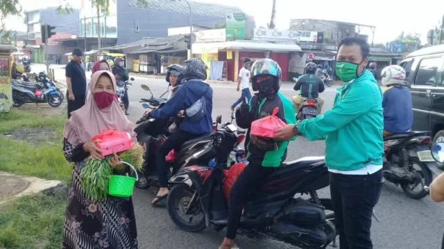 Pandemi Corona, Bhakti PKB Bagikan Ratusan Nasi Bungkus, Masker dan Hand Sanitizer