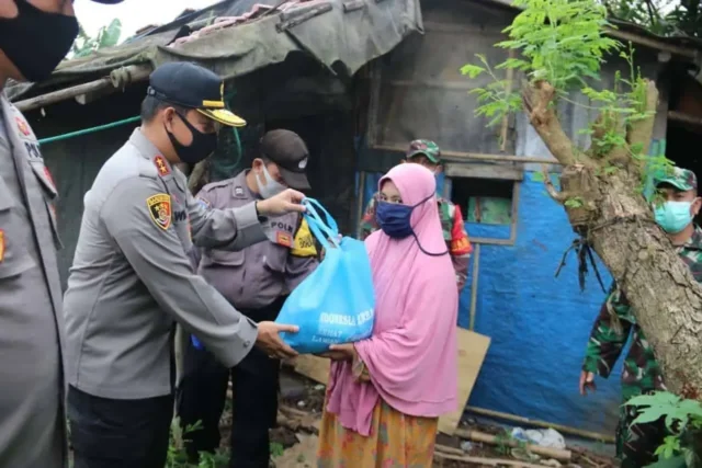 Empati Wabah Covid-19, TNI - Polri Serahkan Sembako di Tangerang