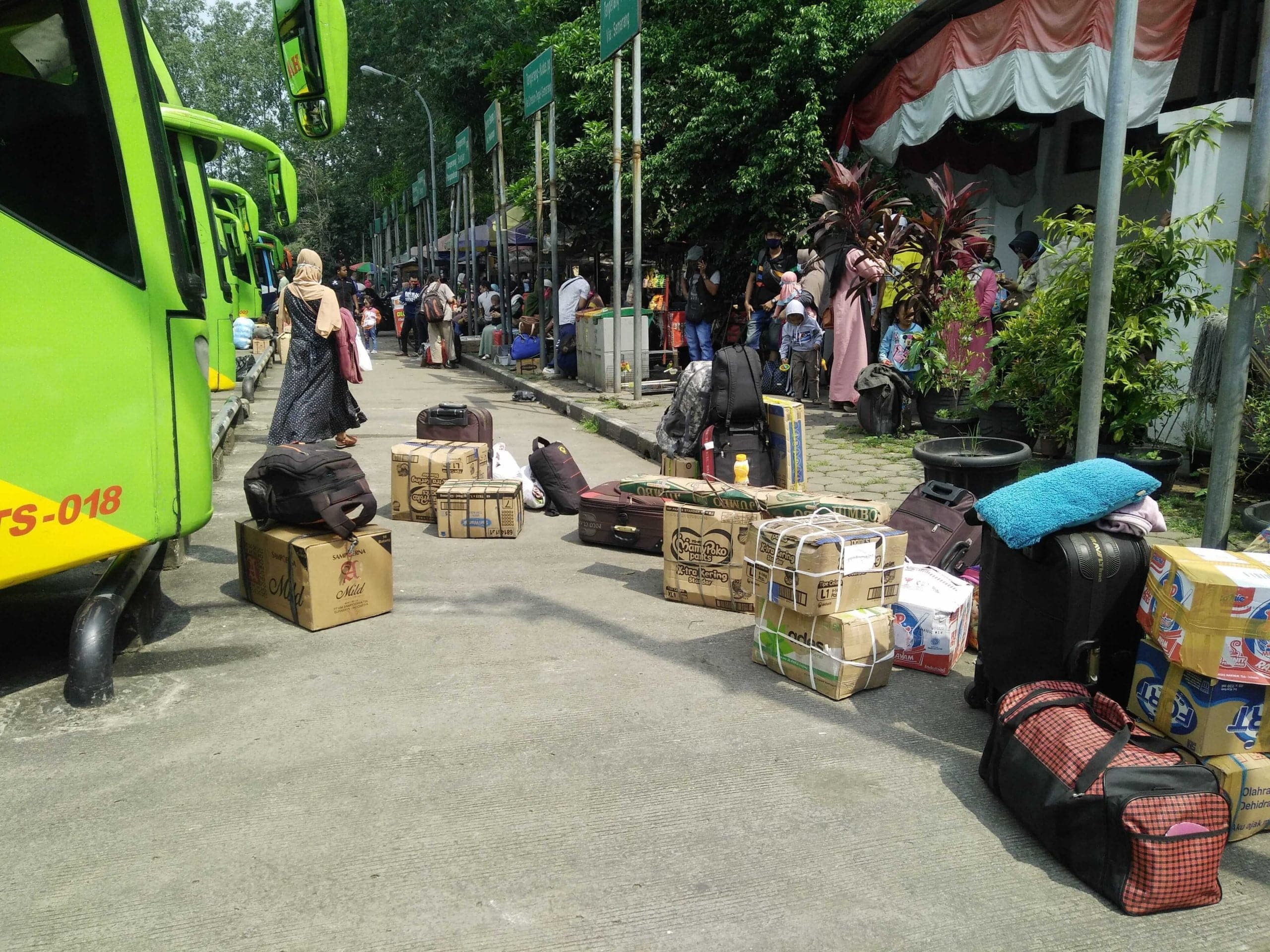 Larangan Mudik Mulai Jum'at, Ratusan Pemudik Padati Terminal Poris Plawad