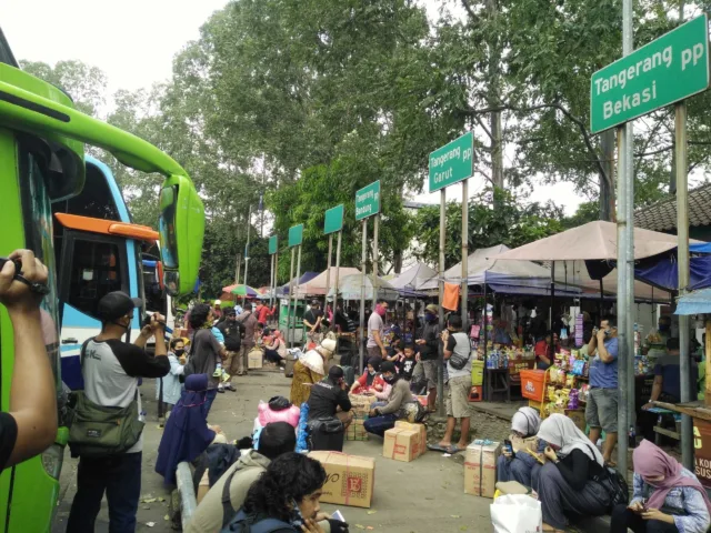 Larangan Mudik Mulai Jum'at, Ratusan Pemudik Padati Terminal Poris Plawad