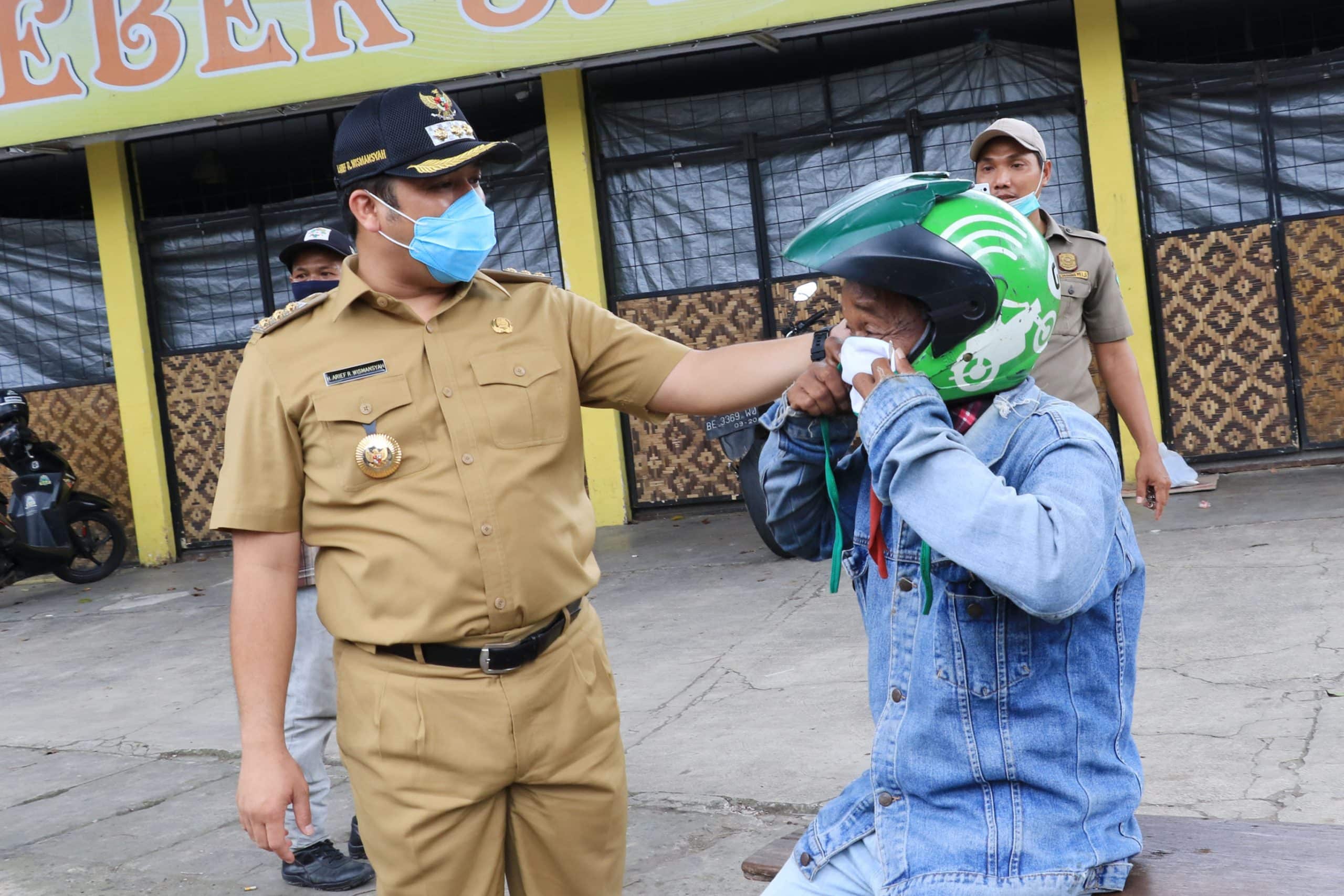 Wajib Gunakan Masker, Arief dan Sachrudin Bagikan Masker Kain Gratis