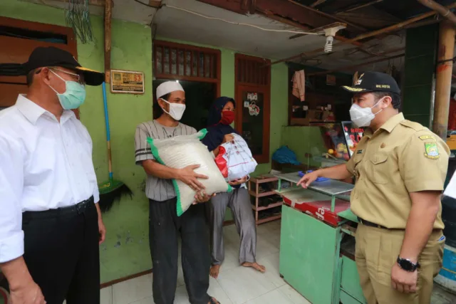 Distribusi Bantuan Presiden RI di Kota Tangerang Dipantau Menko PMK Muhadjir Effendy