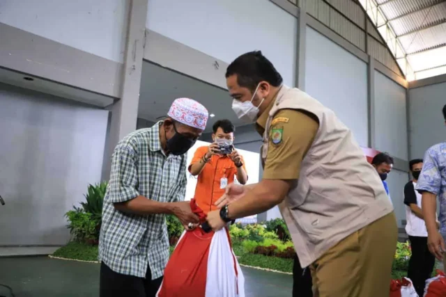 Mulai Didistribusi, Warga Tangerang Terima Paket Sembako Pusat