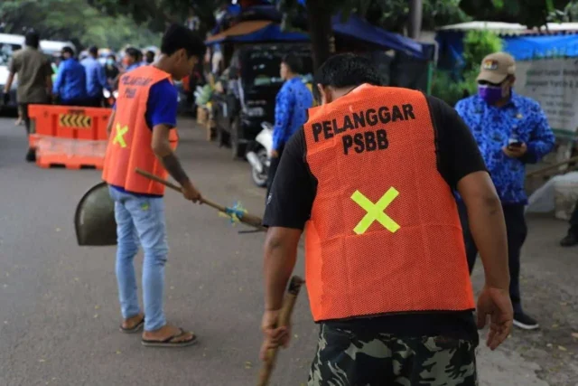 Siap - Siap Sapu Jalanan Jika Langgar PSBB di Kota Tangerang