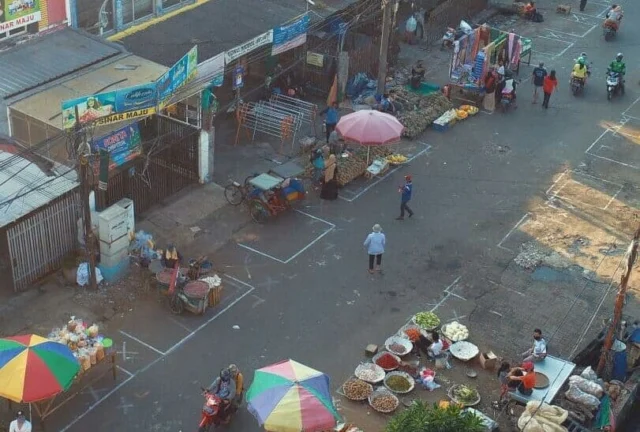 Cegah Sebaran Covid-19, Pedagang di Pasar Anyar Jaga Jarak