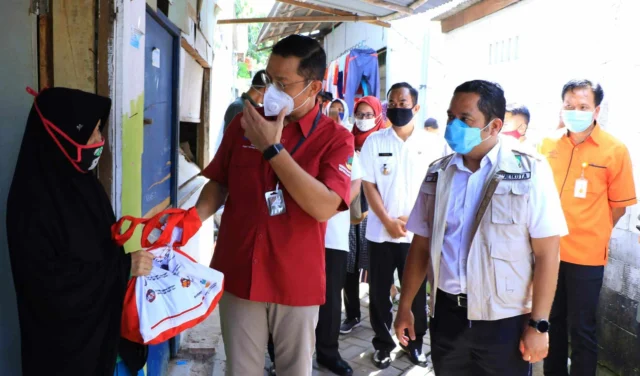 Dampingi Mensos, Wali Kota Arief R Wismansyah Salurkan Bantuan Sosial Presiden Tahap III