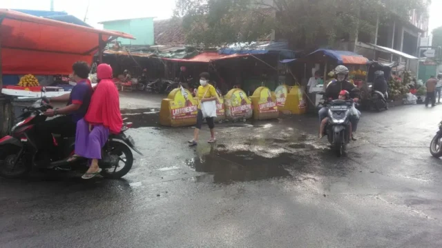 Rumah Ibadah dan Mall Dibuka, Pedagang Bingung Akses ke Pasar Anyar Masih Diblokade