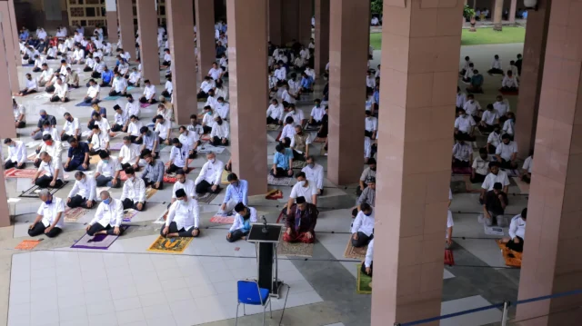 Terapkan Protokol Kesehatan, Pemkot Tangerang Gelar Sholat Jumat di Plasa Puspem