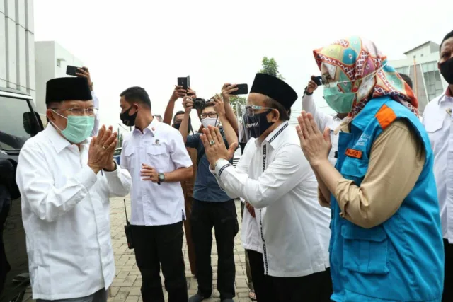 Airin Dampingi Jusuf Kalla Serahkan Bantuan 1000 Alat Sprayer Untuk Masjid