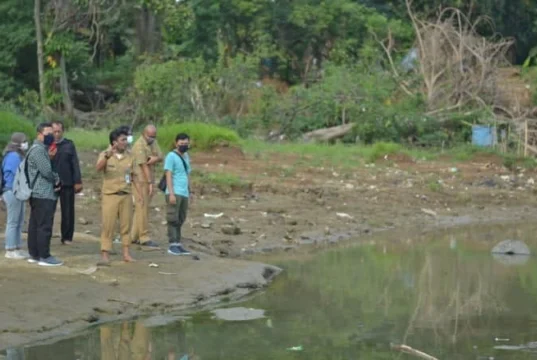 Batu Bekas Penggilingan Gula Tahun 1700 Ditemukan di Pintu Air 10