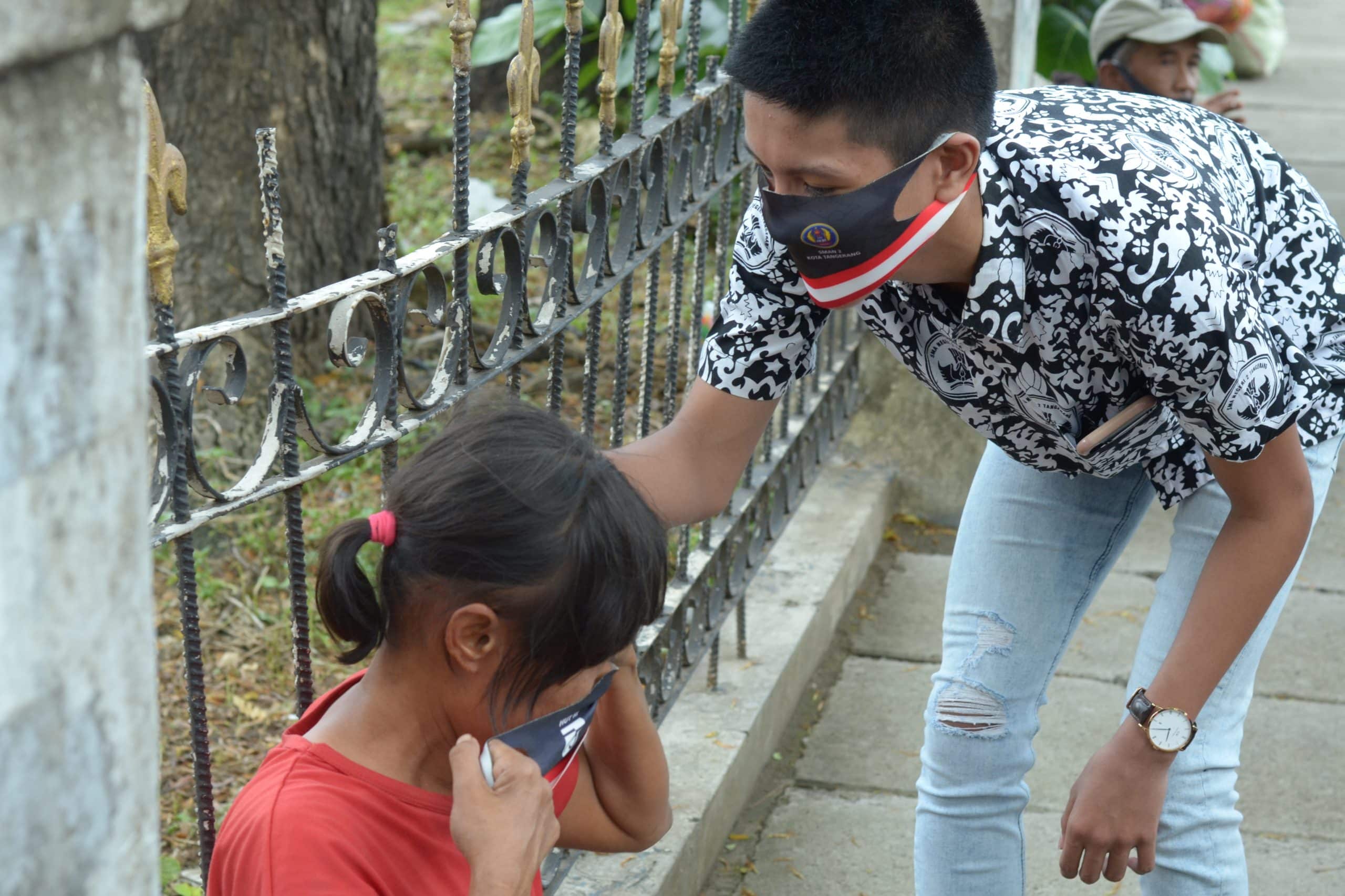 Kumpulkan Uang Jajan, Pelajar Kota Tangerang Bagikan Ribuan Masker dan Sembako