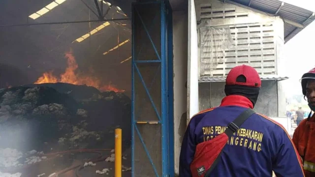 PT Argo Pantes Terbakar, BPBD Kota Tangerang Terjunkan Ratusan Personel