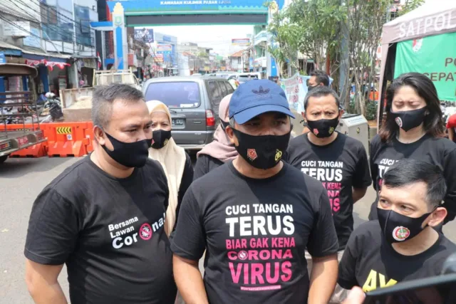 Bagi-bagi Masker di Pasar, SatresNarkoba Polres Metro Tangerang Kota Ajak Ginanjar