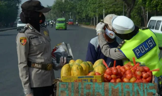 Covid-19 Meningkat di Kota Tangerang, HUT Polwan ke-72 Bagikan Masker ke Masyarakat