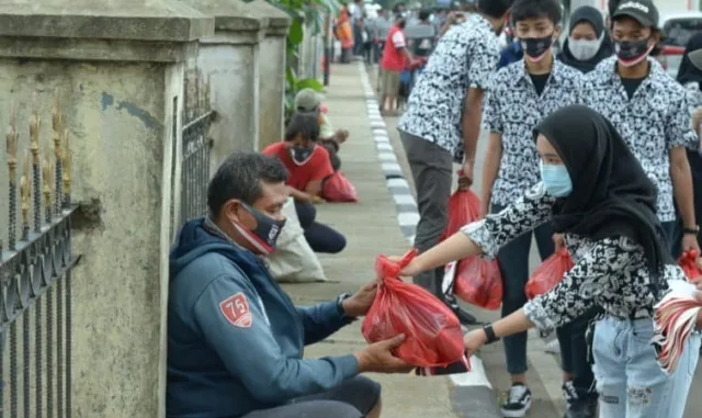 Kumpulkan Uang Jajan, Pelajar Kota Tangerang Bagikan Ribuan Masker dan Sembako