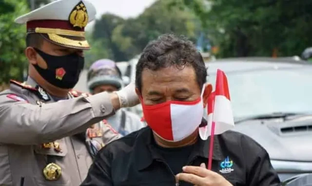 HUT RI ke-75, Satlantas Polres Metro Tangerang Kota Bagikan Masker Merah Putih