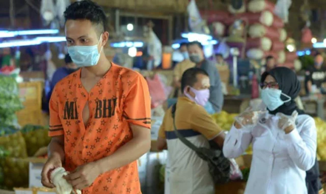 Tim Srikandi Cisadane Sosialisasi Penggunaan Masker di Pasar Tanah Tinggi Tangerang