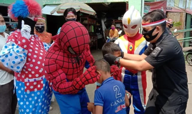 Berkostum Badut dan Superhero, Polisi Bagikan Masker dan Vitamin C di Pasar Anyar