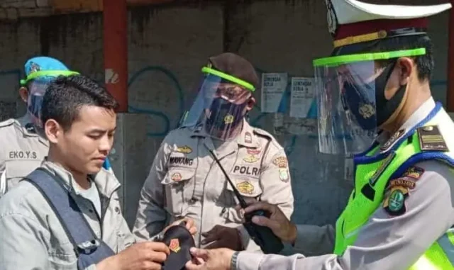 Operasi Protokol Kesehatan di Jatiuwung, Polisi Tegur Pengendara Tidak Gunakan Masker