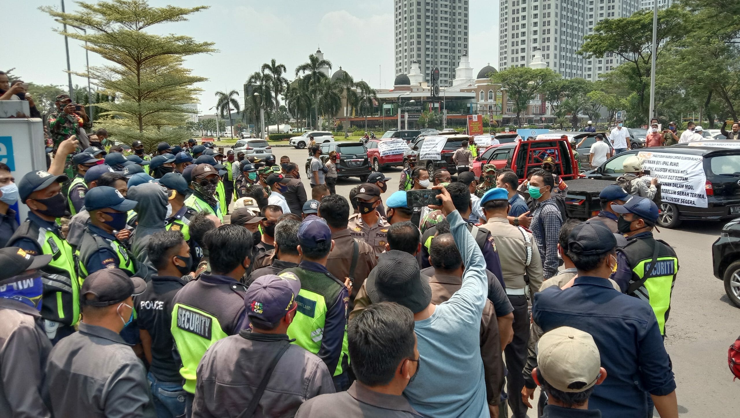 Berisi 6 Tuntutan, Warga Pawal Clup Geruduk Kantor Pemasaran Paramount Serpong