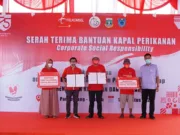 Digitalisasi Nelayan, Telkomsel Serahkan Bantuan 10 Kapal di Pandeglang