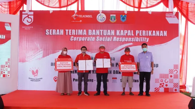 Digitalisasi Nelayan, Telkomsel Serahkan Bantuan 10 Kapal di Pandeglang