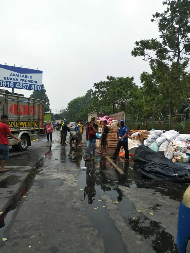 Truk Terguling, Lalin Kebon Nanas Tangerang Sempat Macet Parah