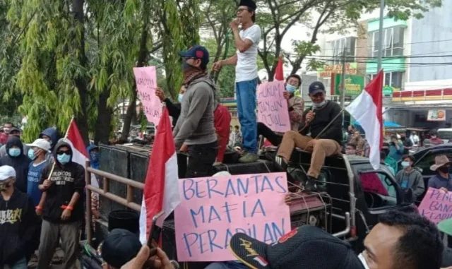 Resah Sengketa Tanah 45 Hektare, Warga Pinang Geruduk PN Tangerang