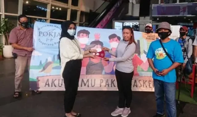 Bagikan Masker di Kawasan Tangcity Mal, Pokja WHTR Minta Masyarakat Sadar Protokol Kesehatan