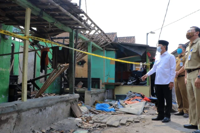 Sachrudin Kunjungi Rumah Warga Korban Kebakaran di Neglasari