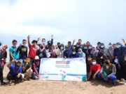 Ajak Komunitas, TBM Jawara Bersih-bersih Pantai Peringati Sumpah Pemuda