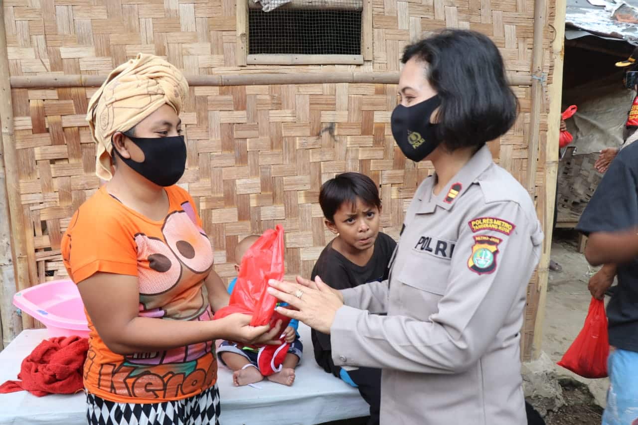 Ajak Masyarakat Rayakan Tahun Baru diRumahSaja, Kapolres Bagi-Bagi Daging