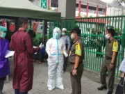 Kontak Erat Keluarga Rentan Terpapar Covid-19, Puskesmas Cipondoh Ramai Dipadati Warga