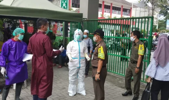 Kontak Erat Keluarga Rentan Terpapar Covid-19, Puskesmas Cipondoh Ramai Dipadati Warga