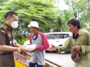 Kejari Kota Tangerang Bagikan Masker dan Nasi Kotak