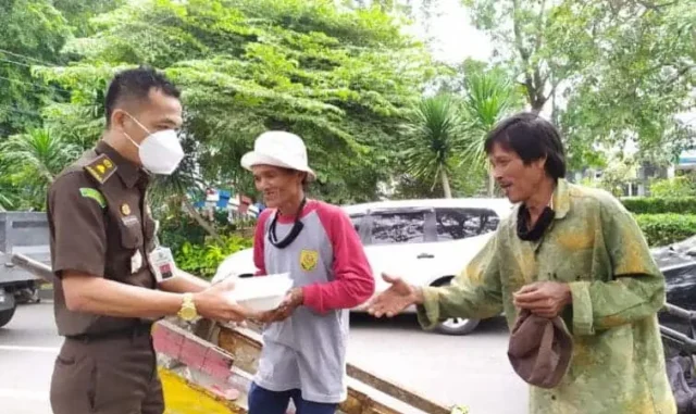 Kejari Kota Tangerang Bagikan Masker dan Nasi Kotak