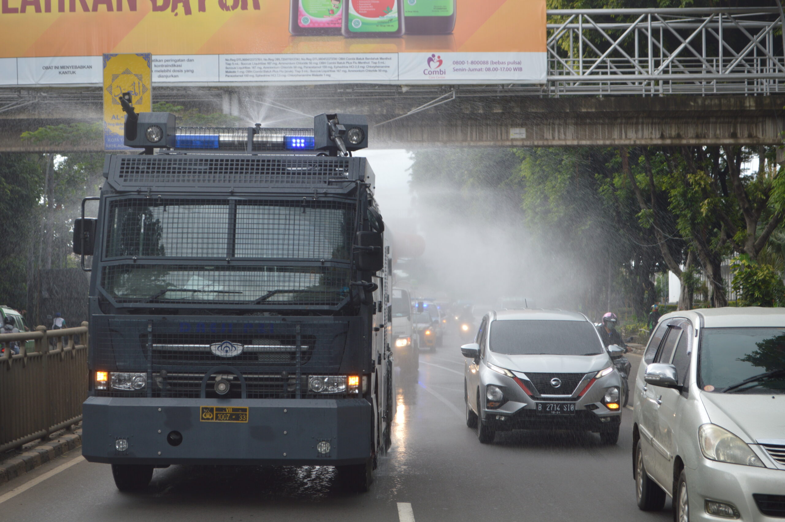 Gandeng PMI, Polres Metro Tangerang Kota Semprot Disinfektan Jalan Protokol