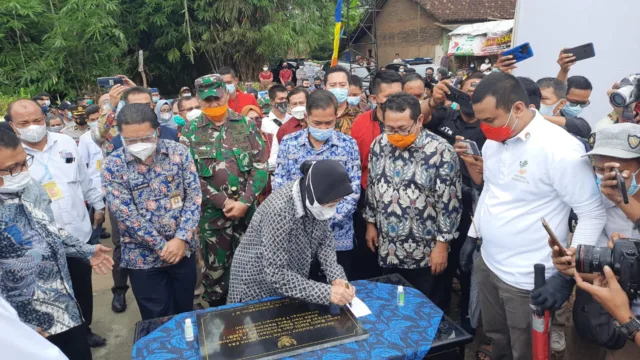 Risma Resmikan Jalan dan 16 MCK di Kota Serang, Bhakti SMSI Untuk Negeri