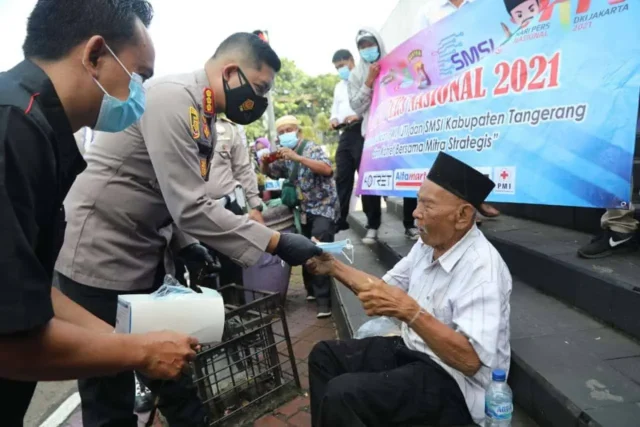 Sambut HPN 2021, Kapolresta Tangerang Bersama Jurnalis Bagikan 2.000 Masker dan Sembako