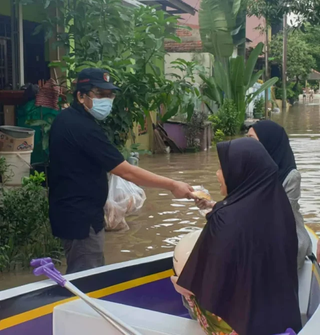 Perumahan Binong Banjir, Rispanel Arya Turun Langsung ke Lokasi Bagikan Bantuan