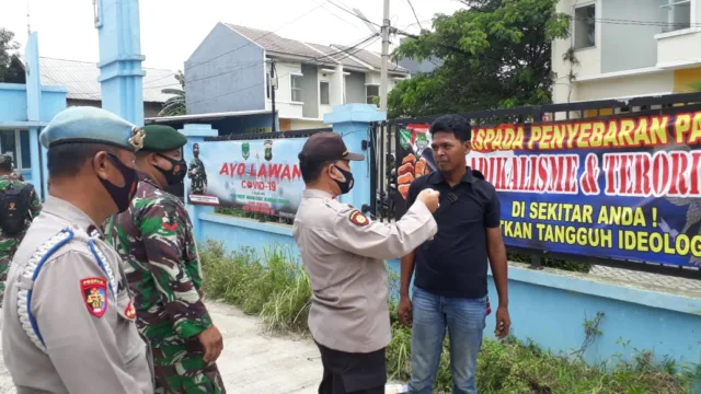 Tekan Penyebaran Covid-19, Polsek Curug Gelar Bagi Bagi Masker