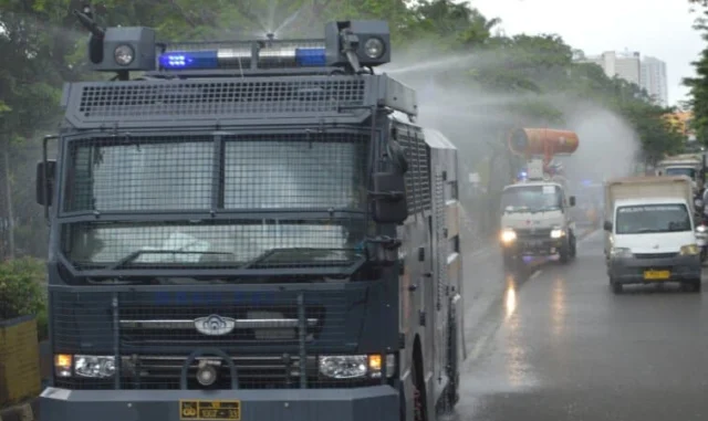 Gandeng PMI, Polres Metro Tangerang Kota Semprot Disinfektan Jalan Protokol