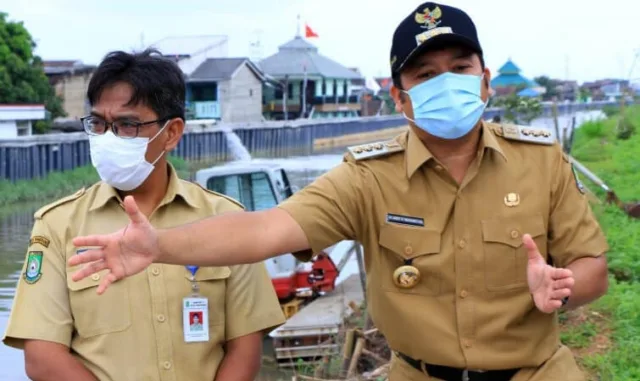 Tinjau Tanggul dan Saluran di Periuk, Arief: Perlu Bantuan Petugas Segera Lapor