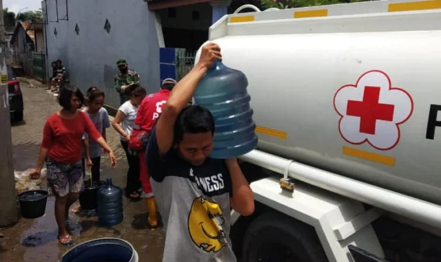 PMI Kota Tangerang Distribusi Air Bersih Ke Warga Terdampak Banjir