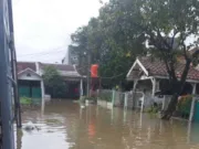 Pintu Air Jebol, Banjir Merendam Villa Tomang Baru Tangerang